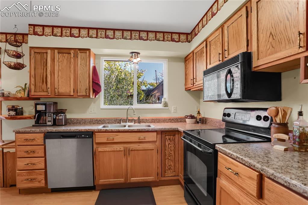 Image 9 of 34: Kitchen