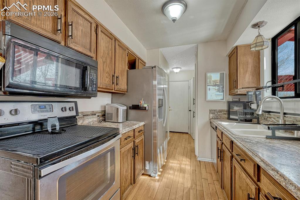 Image 13 of 48: Kitchen