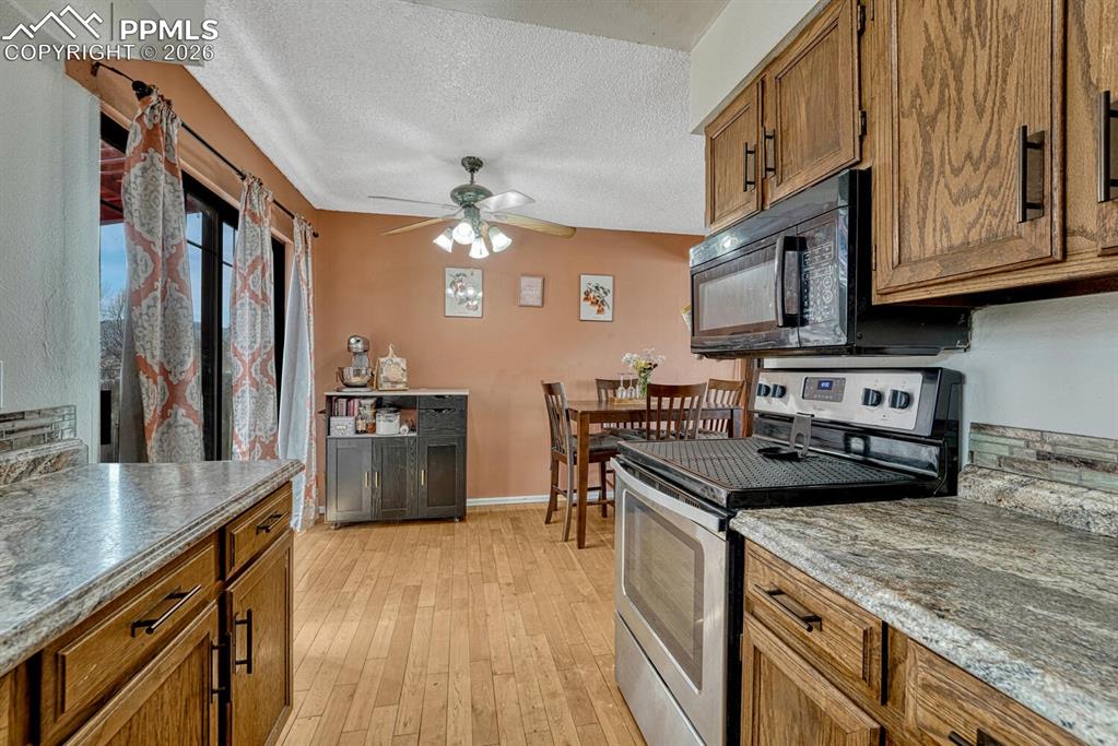 Image 14 of 48: Kitchen