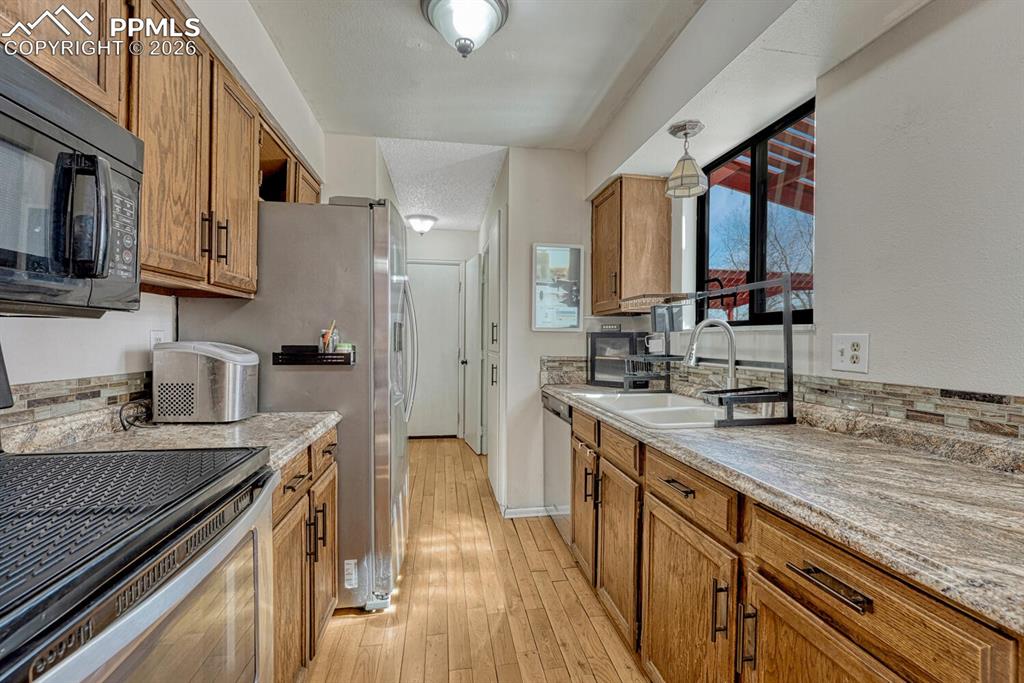 Image 15 of 48: Kitchen