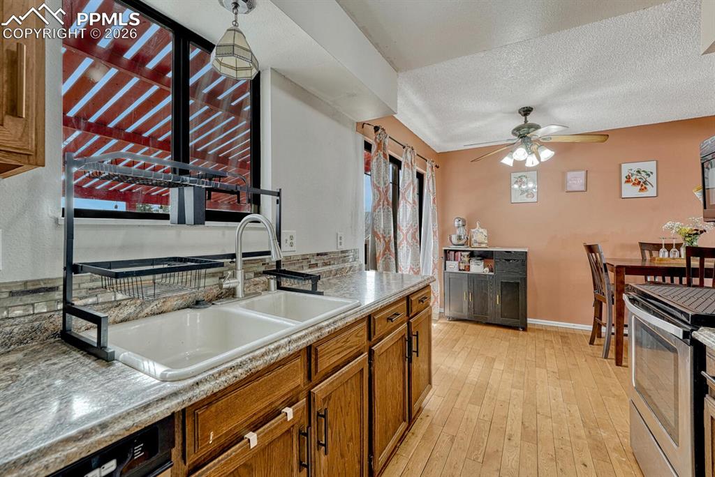 Image 16 of 48: Kitchen