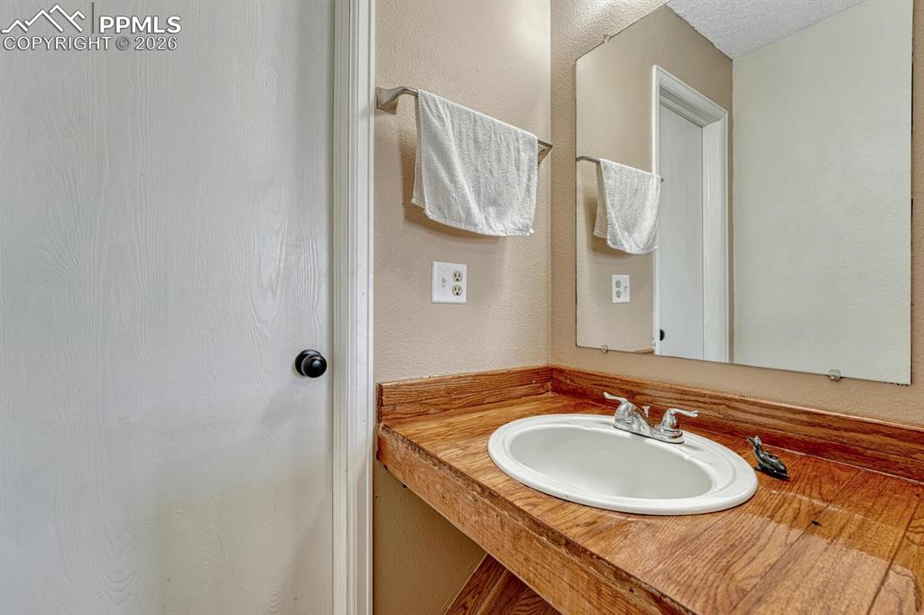 Image 20 of 48: Bathroom