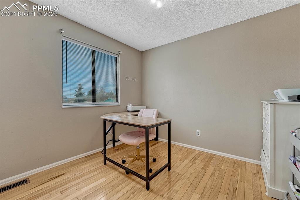 Image 22 of 48: Office