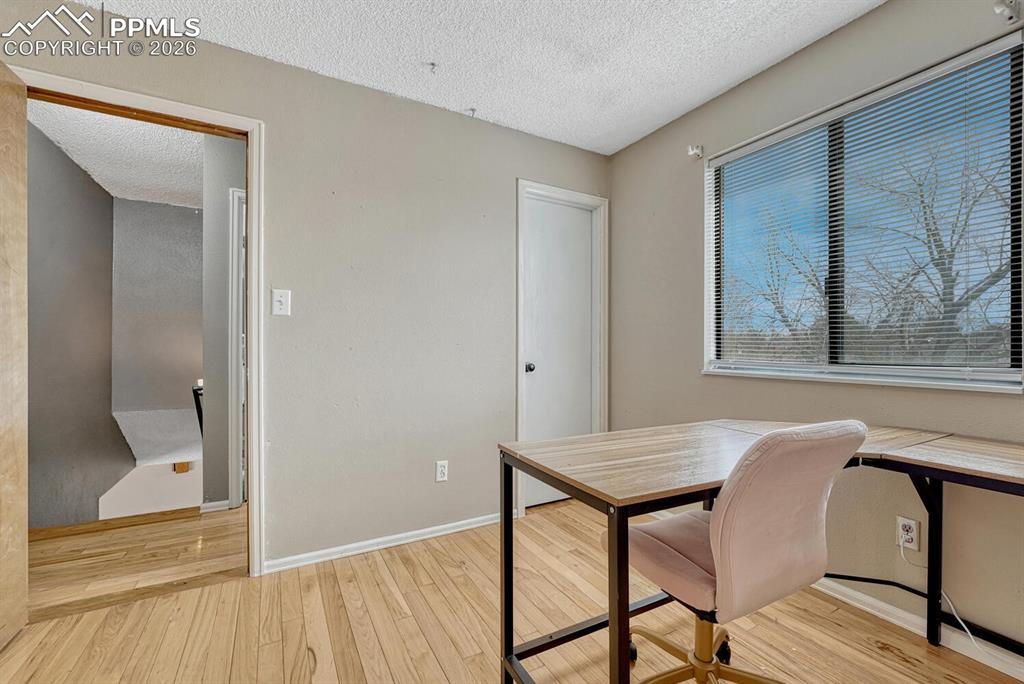 Image 23 of 48: Office