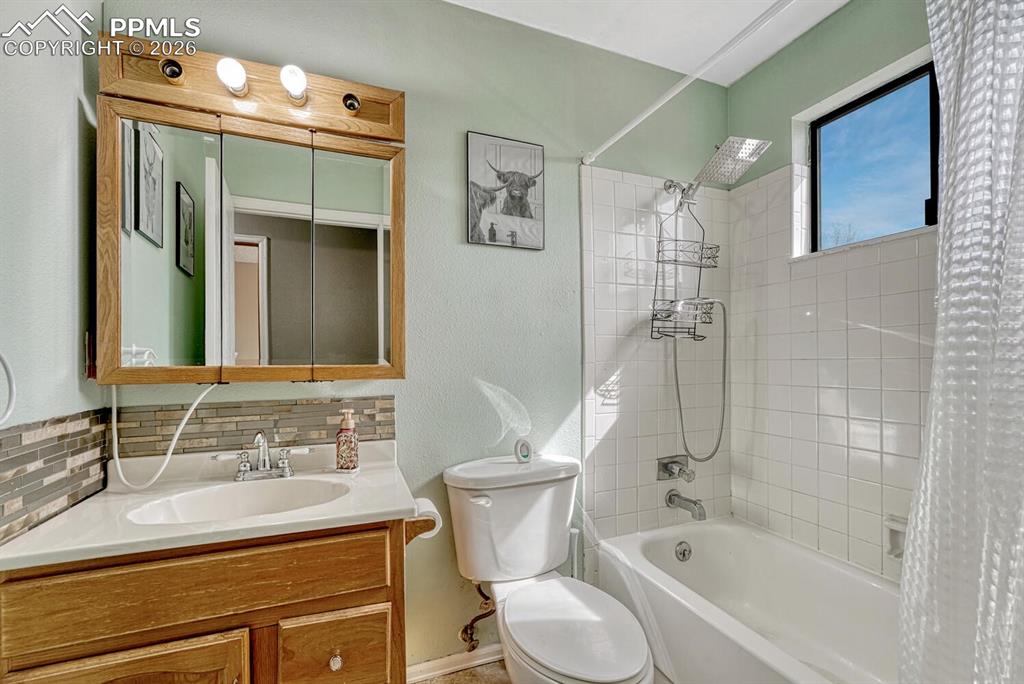 Image 25 of 48: Bathroom