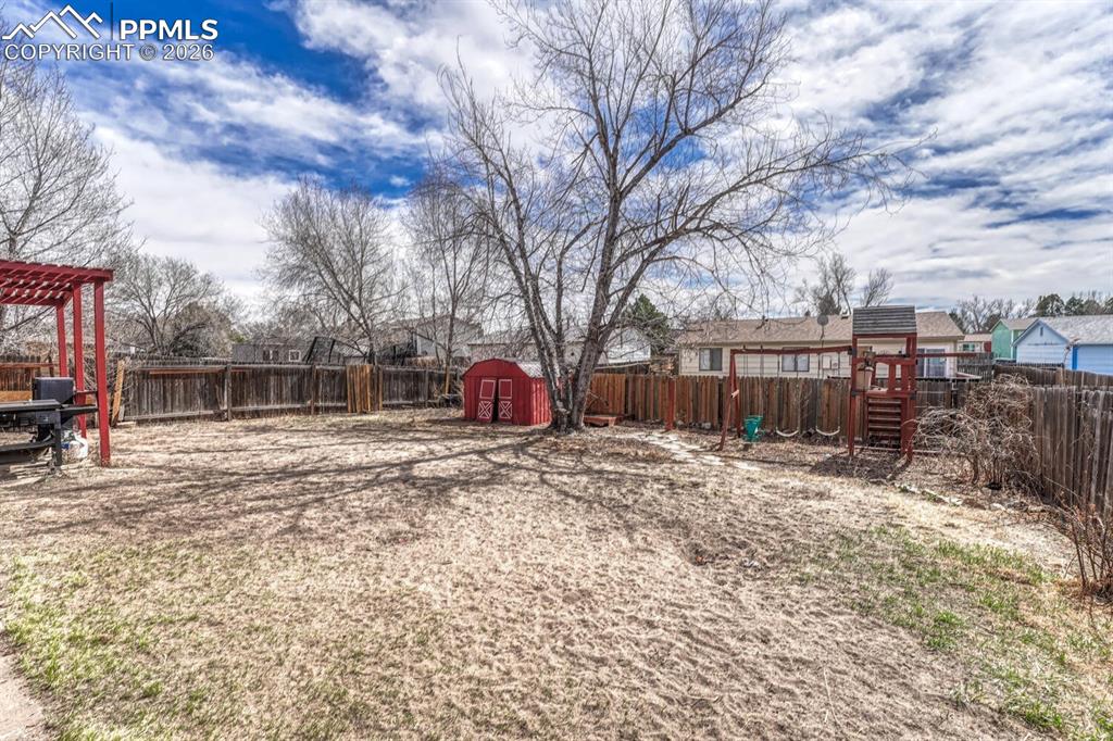 Image 38 of 48: Yard