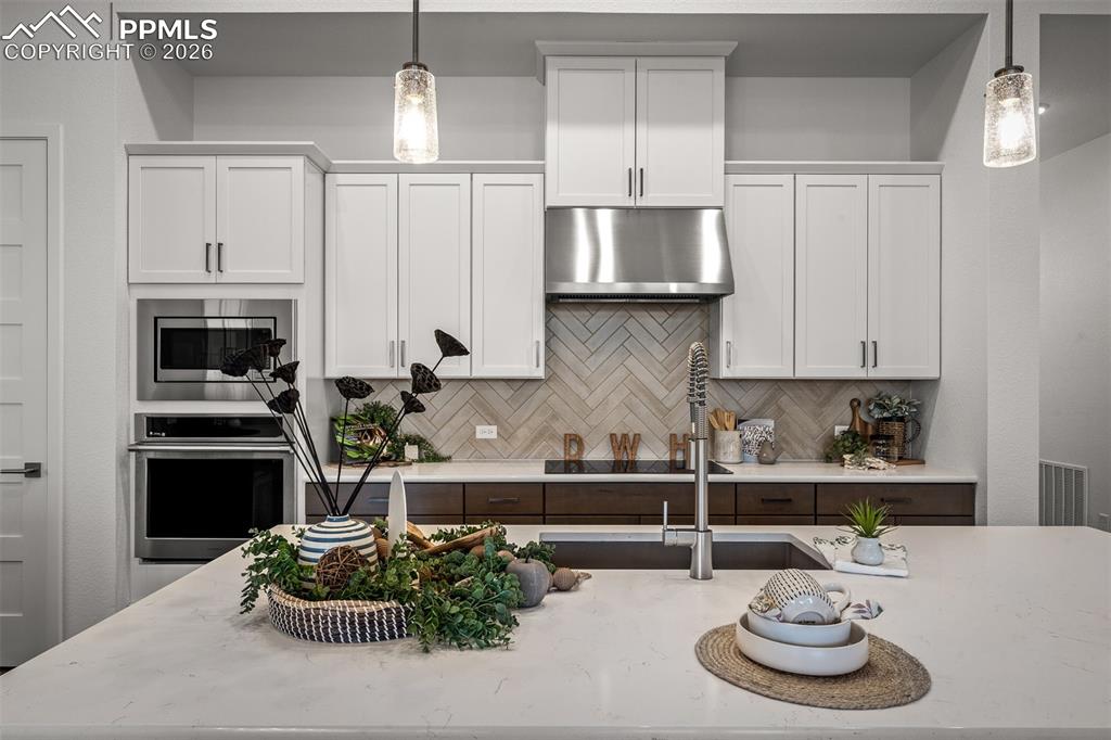 Image 15 of 47: Kitchen