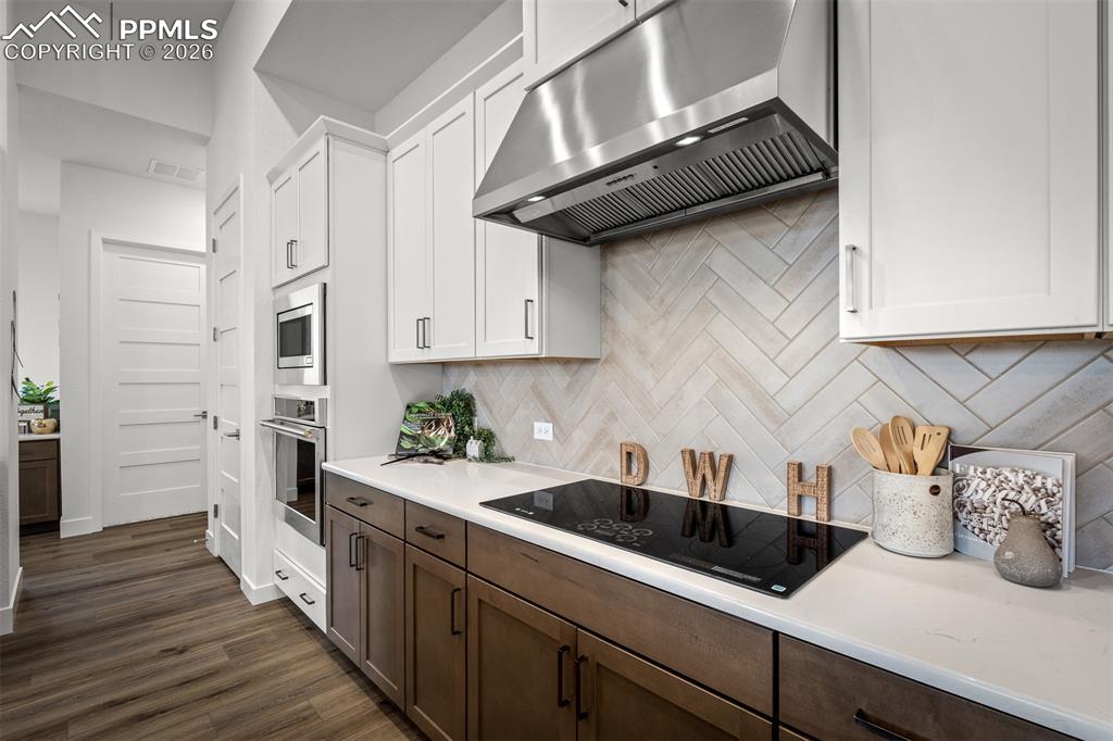 Image 18 of 47: Kitchen