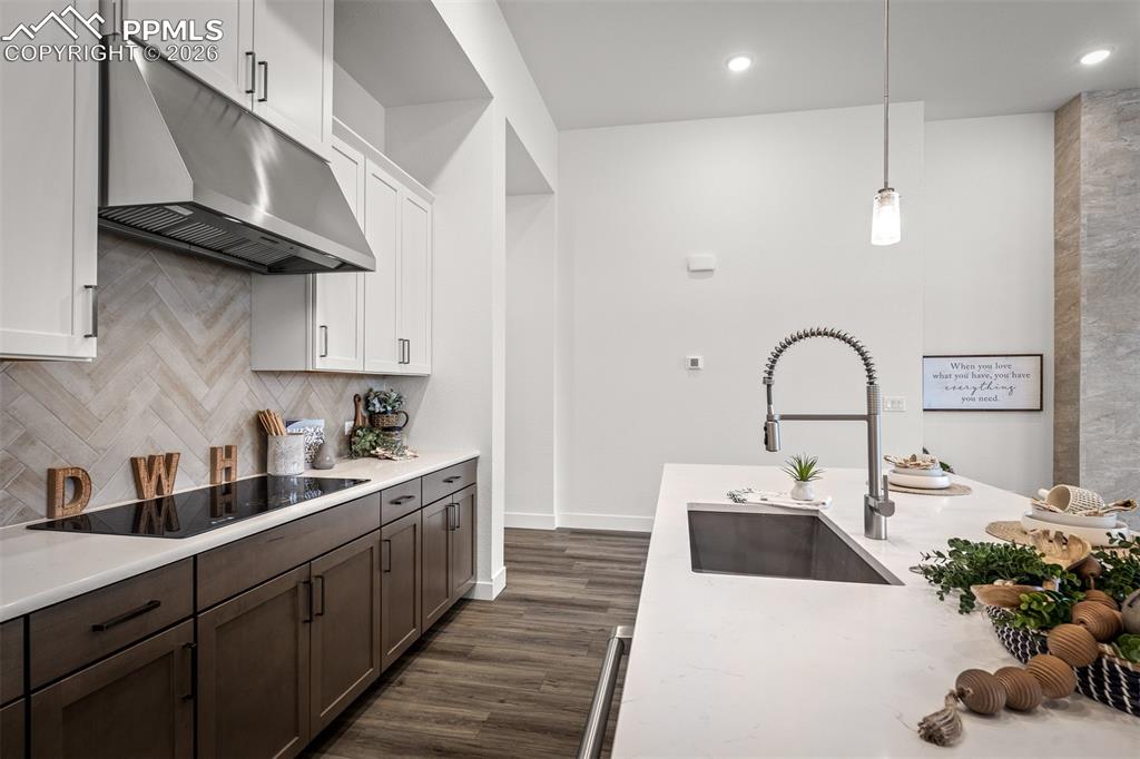 Image 19 of 47: Kitchen