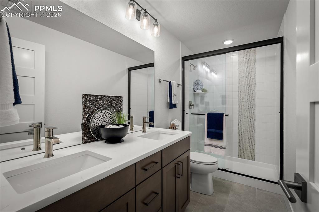 Image 40 of 47: Bathroom