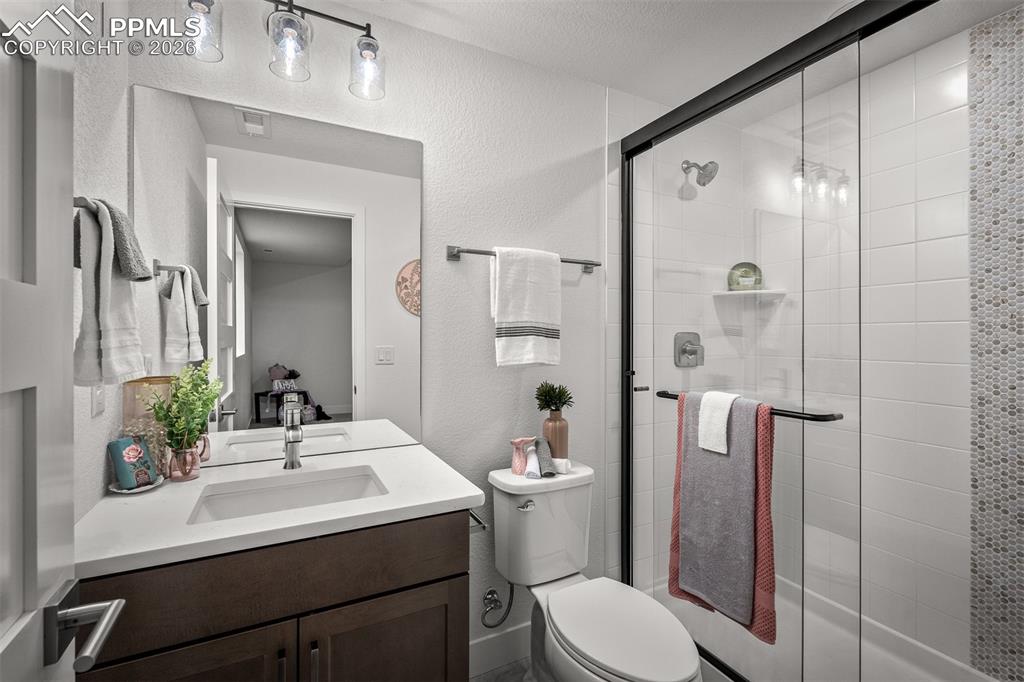 Image 43 of 47: Bathroom