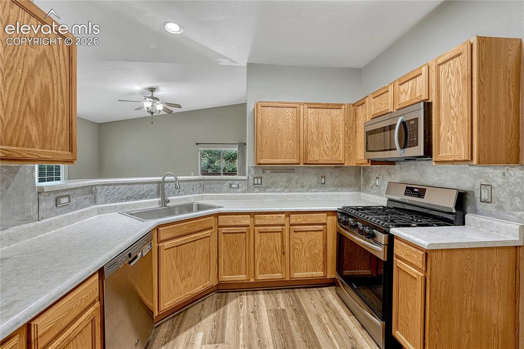 Image 10 of 50: Kitchen