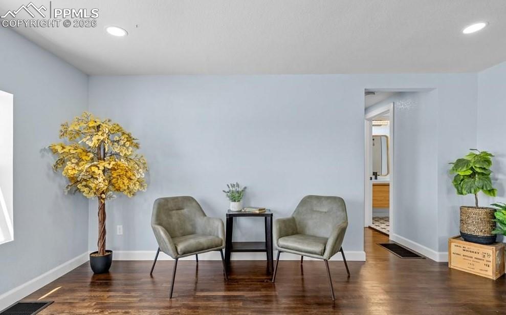 Image 12 of 50: Sitting Room