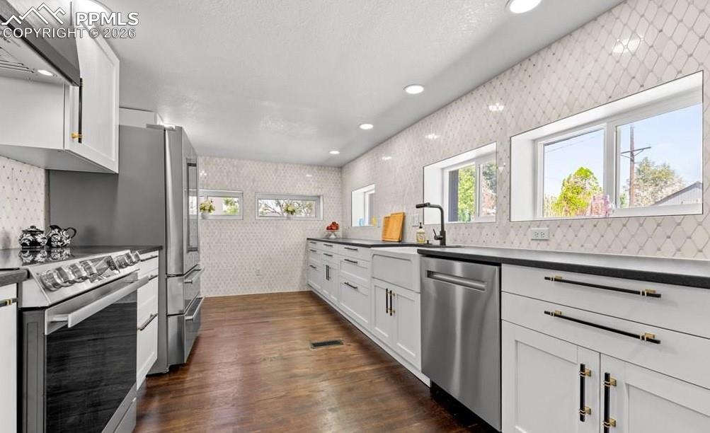 Image 17 of 50: Kitchen