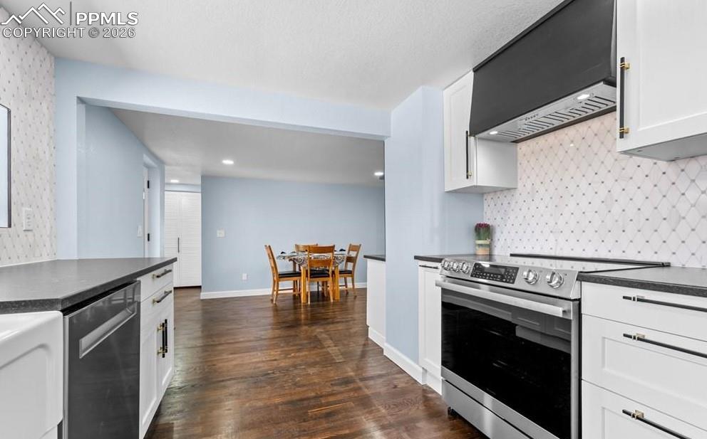 Image 18 of 50: Kitchen