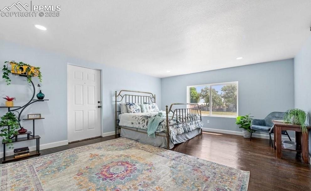 Image 24 of 50: Bedroom