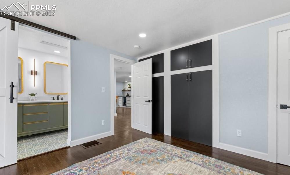 Image 25 of 50: Bedroom