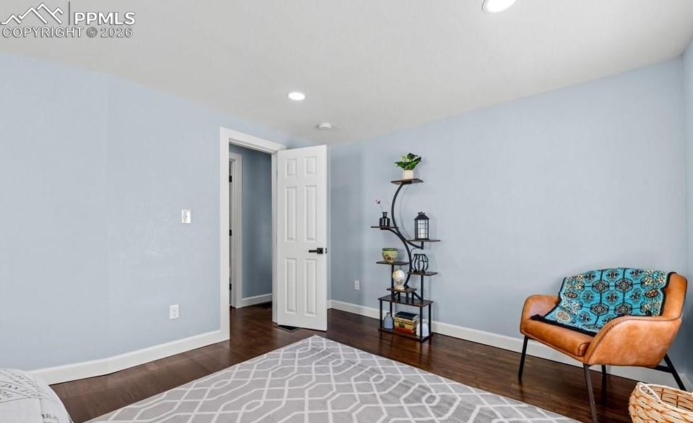 Image 30 of 50: Bedroom