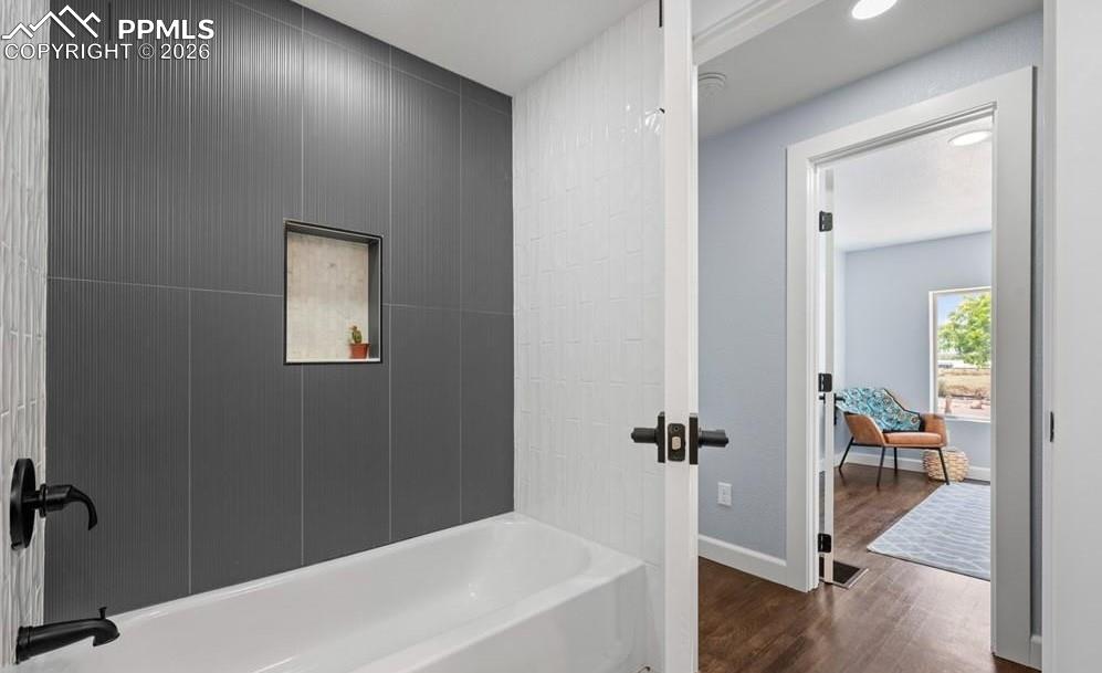 Image 34 of 50: Bathroom