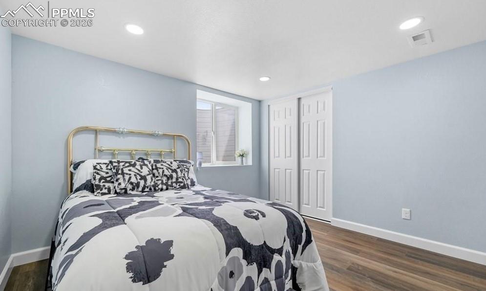 Image 39 of 50: Bedroom