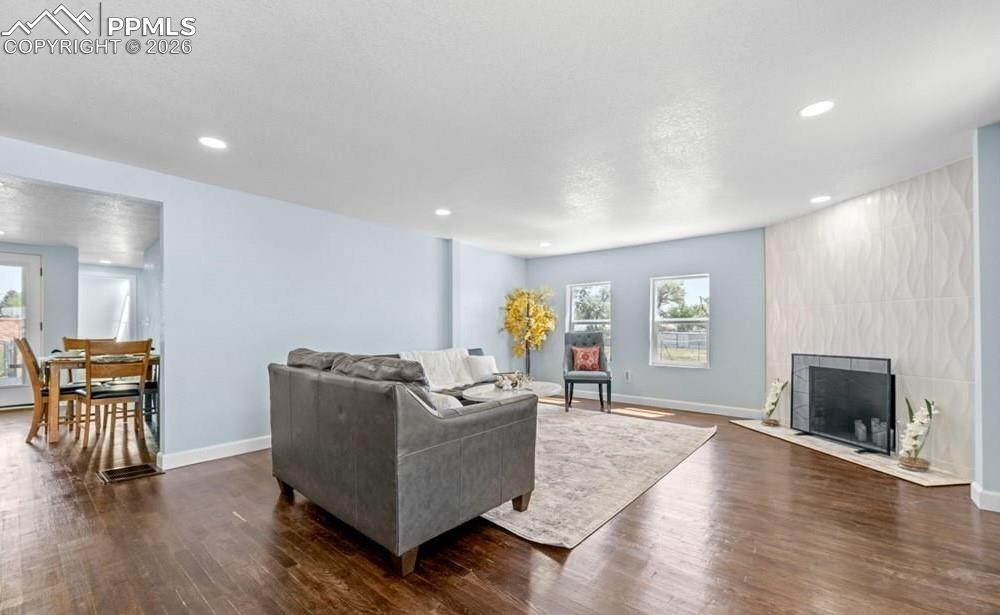 Image 9 of 50: Living Room