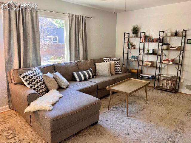 Image 3 of 25: Living room 