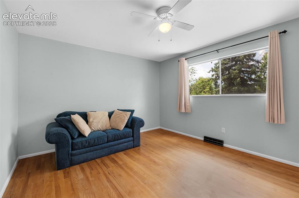 Image 11 of 25: Dining Area