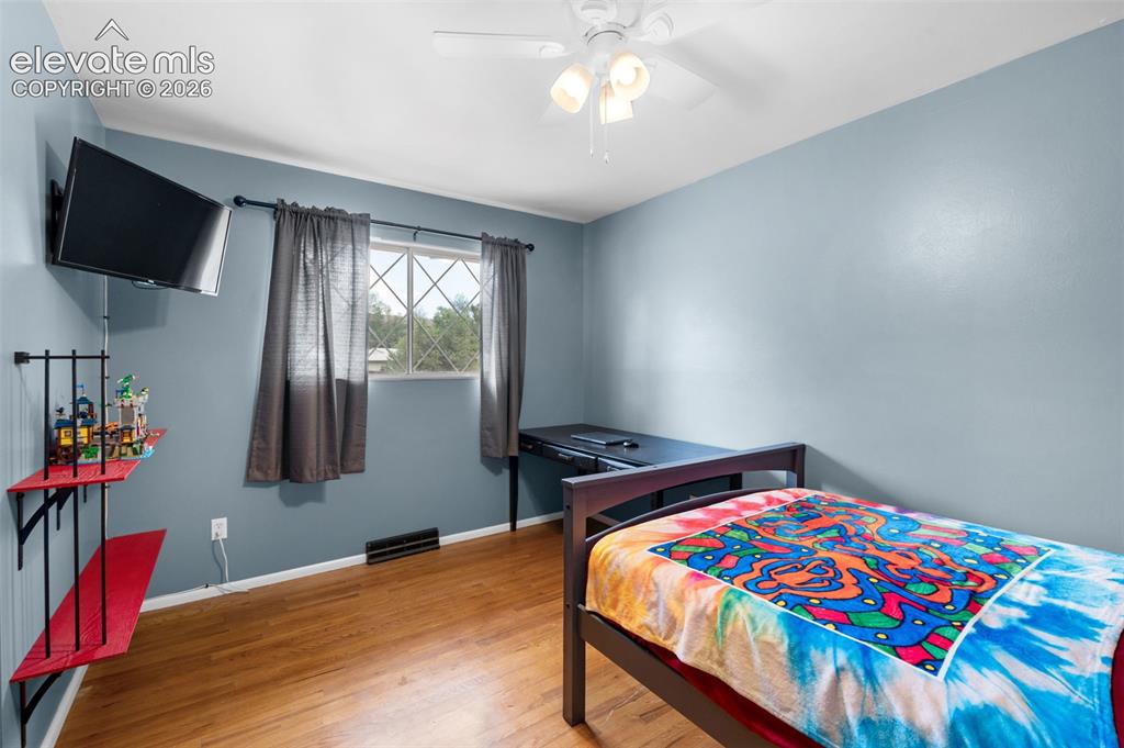 Image 16 of 25: Bedroom
