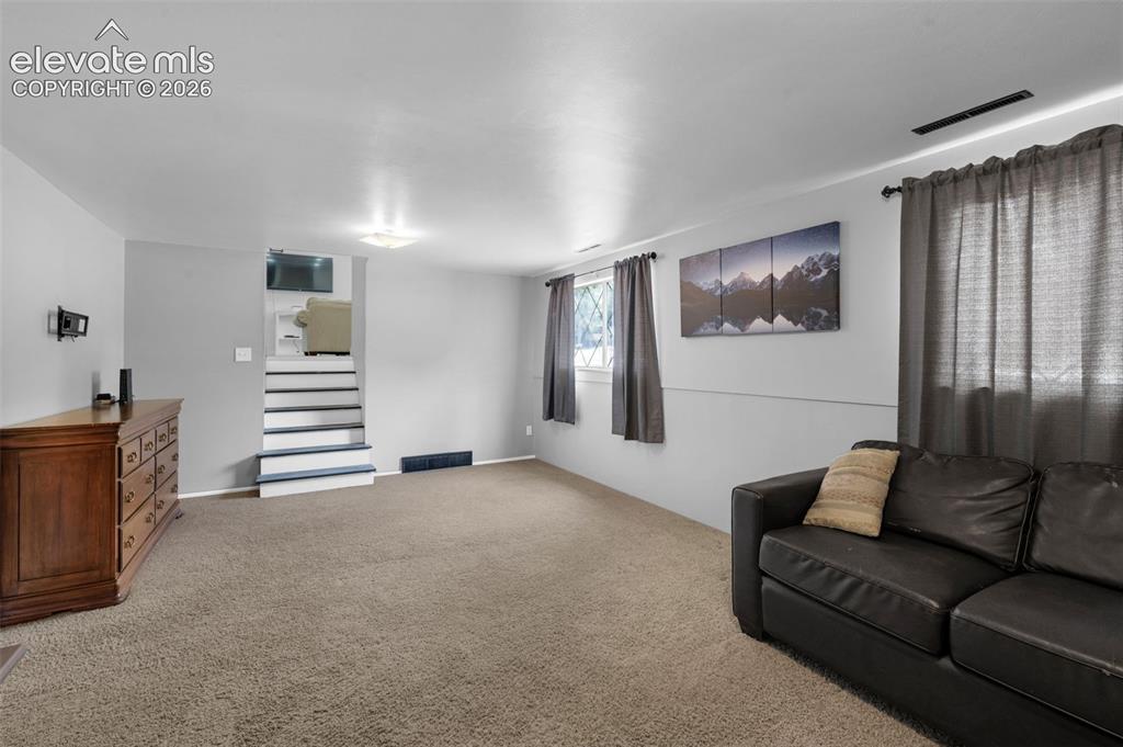 Image 18 of 25: Bedroom