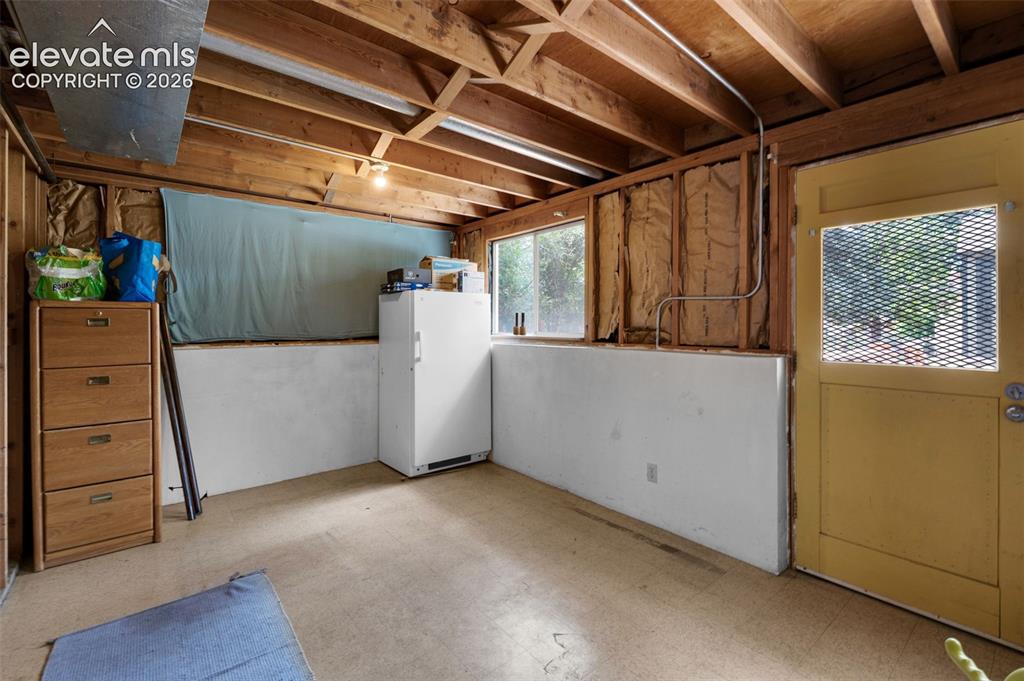 Image 19 of 25: Living Room