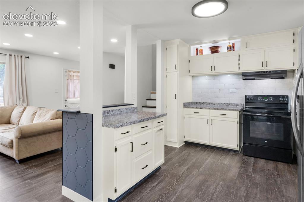 Image 8 of 25: Kitchen