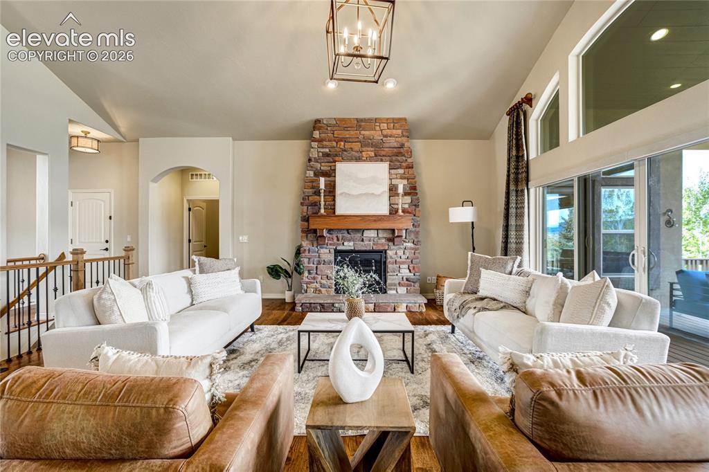 Image 10 of 50: Great Room