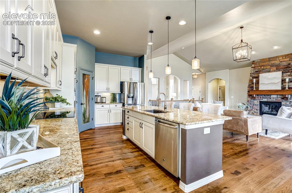 Image 14 of 50: Kitchen