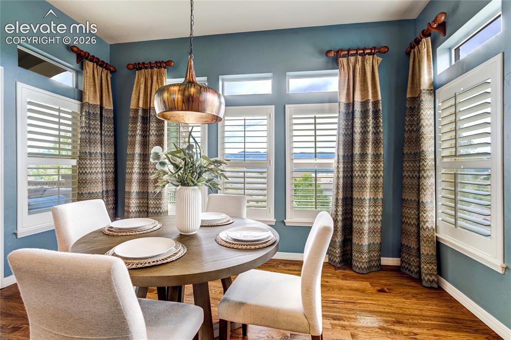 Image 16 of 50: Dining Area