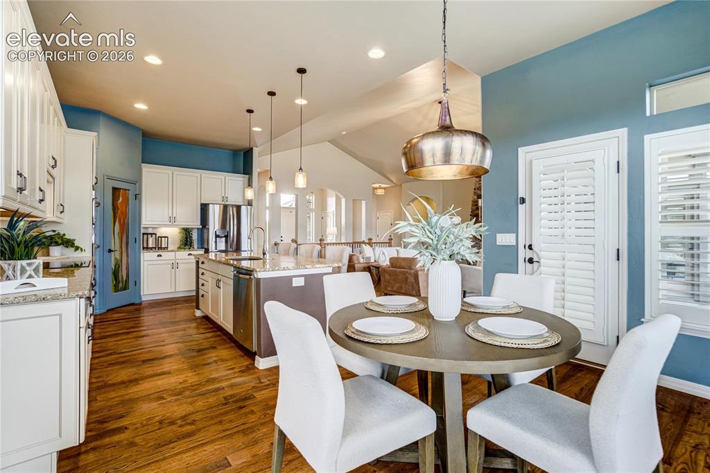 Image 17 of 50: Dining Area