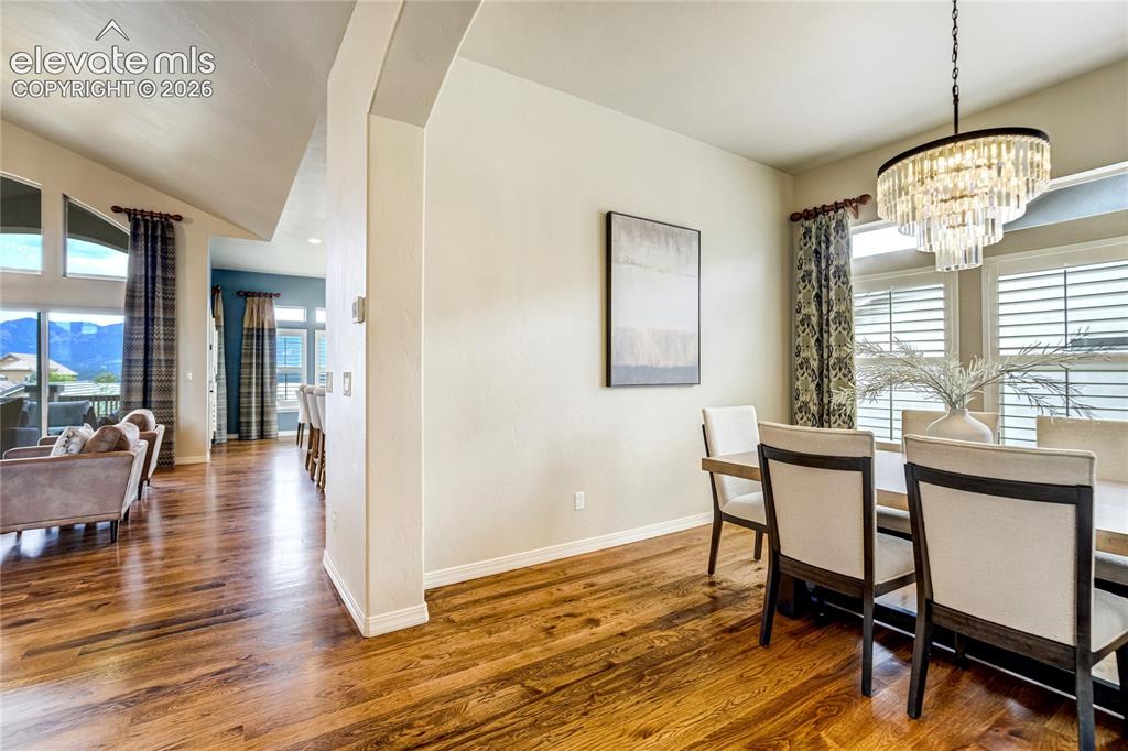 Image 18 of 50: Dining Area