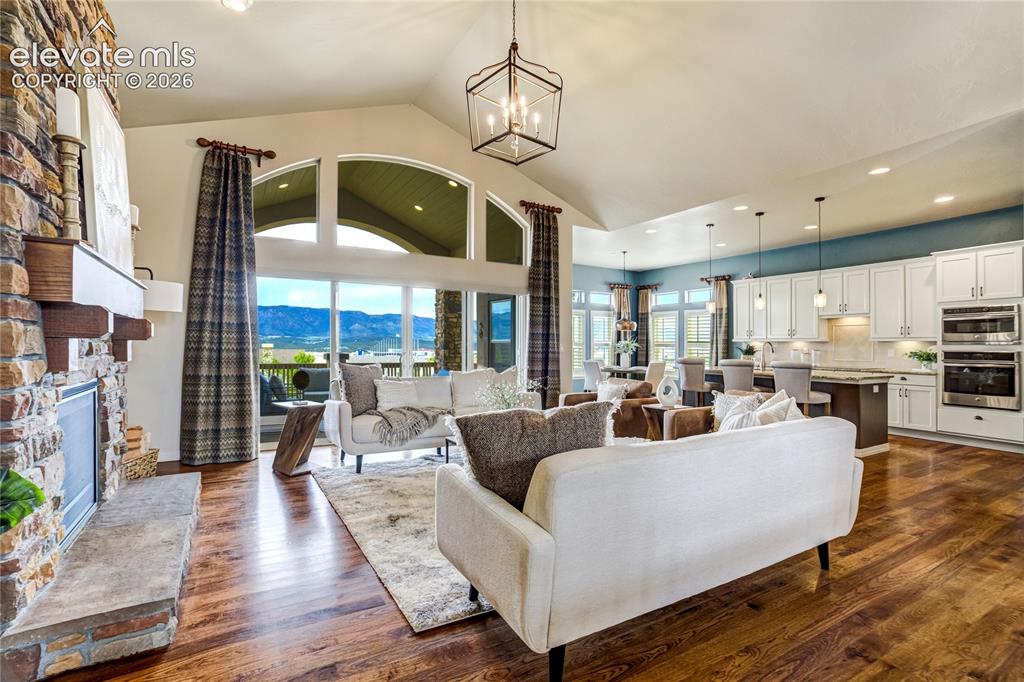 Image 6 of 50: Great Room
