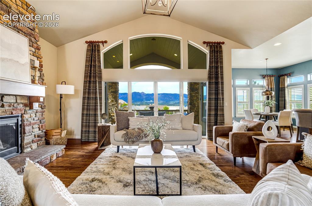 Image 7 of 50: Great Room