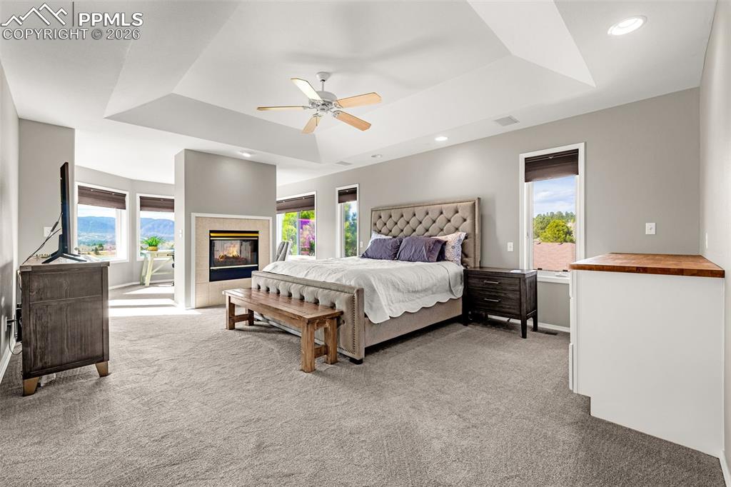 Image 19 of 50: Bedroom