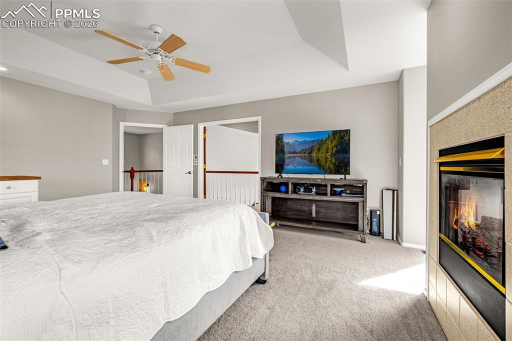 Image 21 of 50: Bedroom