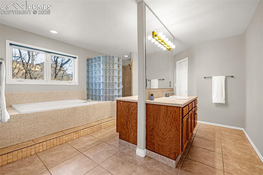 Image 26 of 50: Bathroom