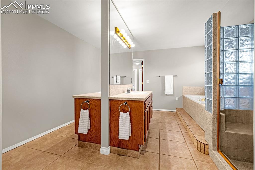 Image 27 of 50: Bathroom