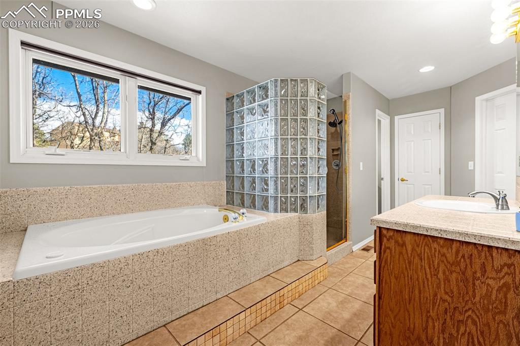 Image 28 of 50: Bathroom