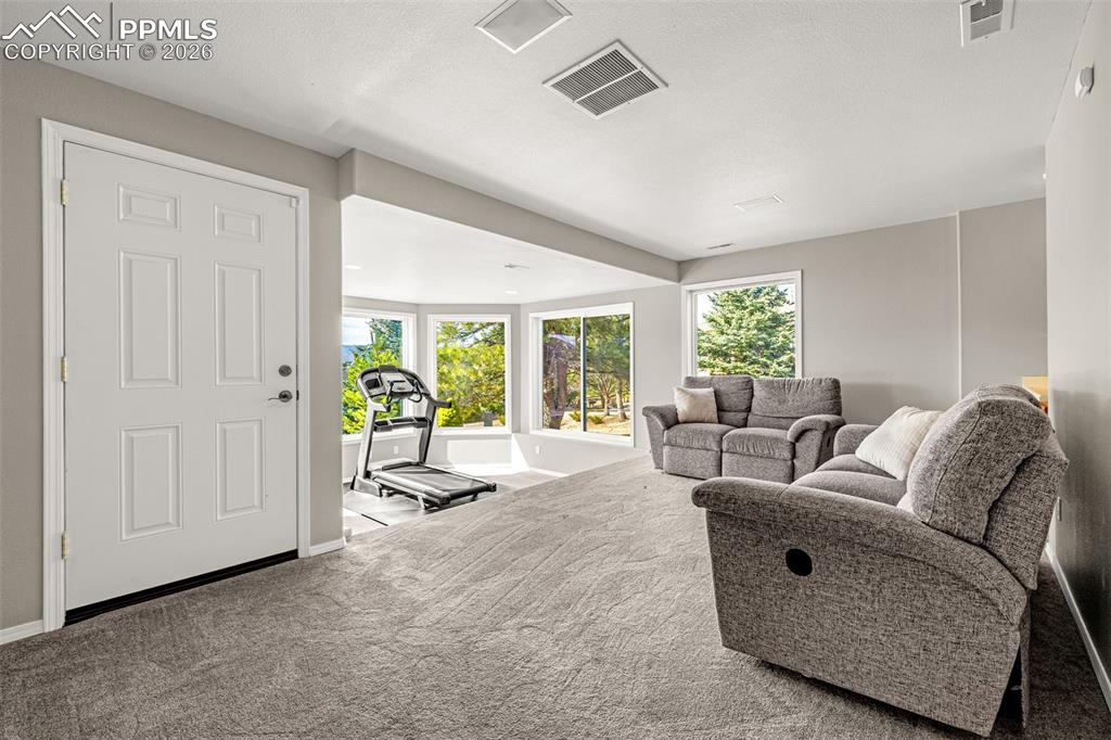 Image 31 of 50: Living Room