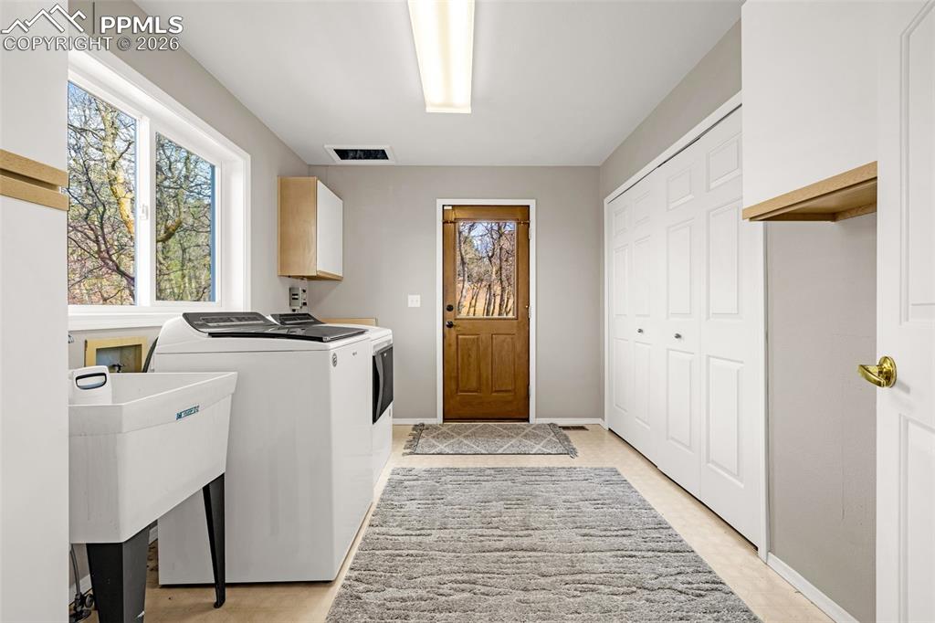 Image 32 of 50: Laundry