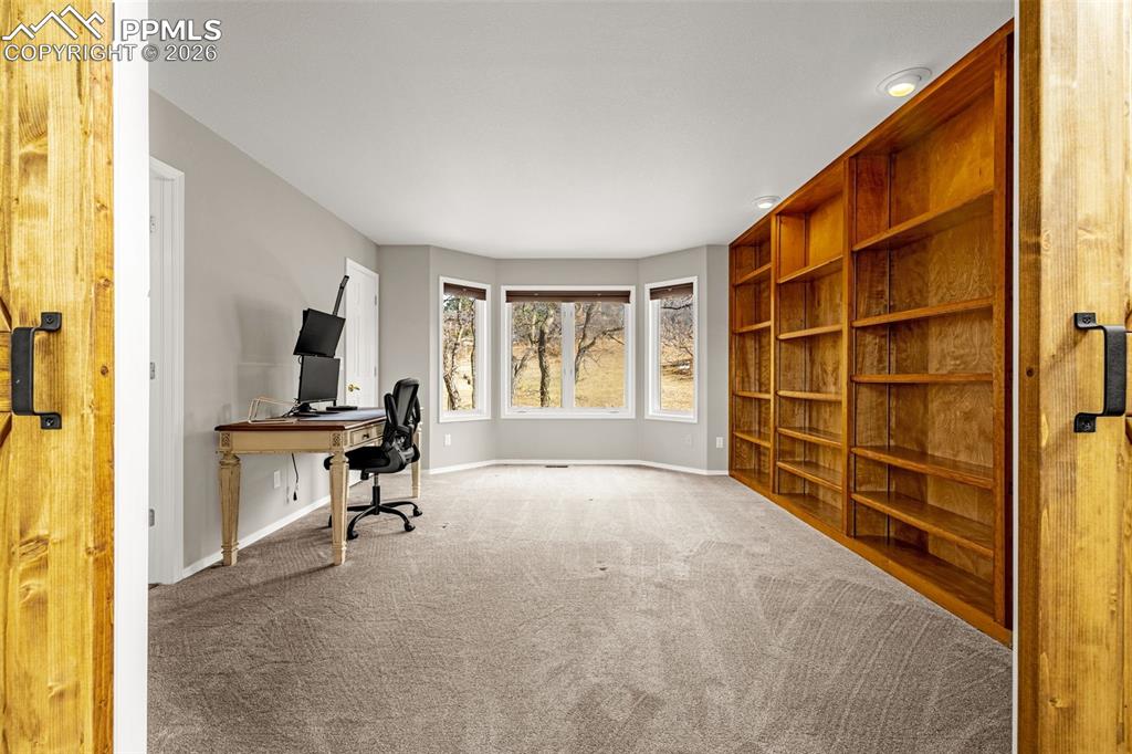 Image 33 of 50: Office