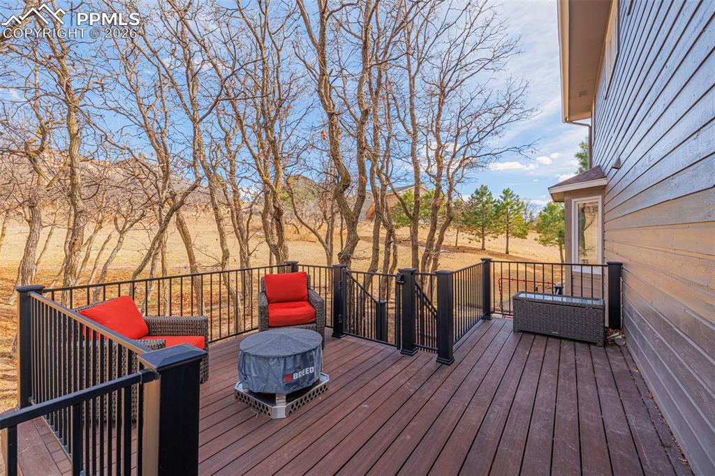 Image 40 of 50: Deck