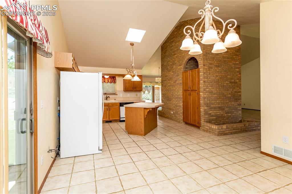 Image 12 of 44: Kitchen