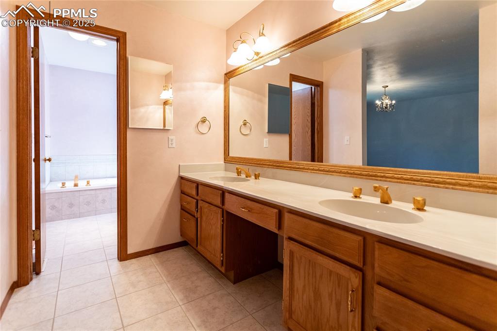 Image 16 of 44: Bathroom