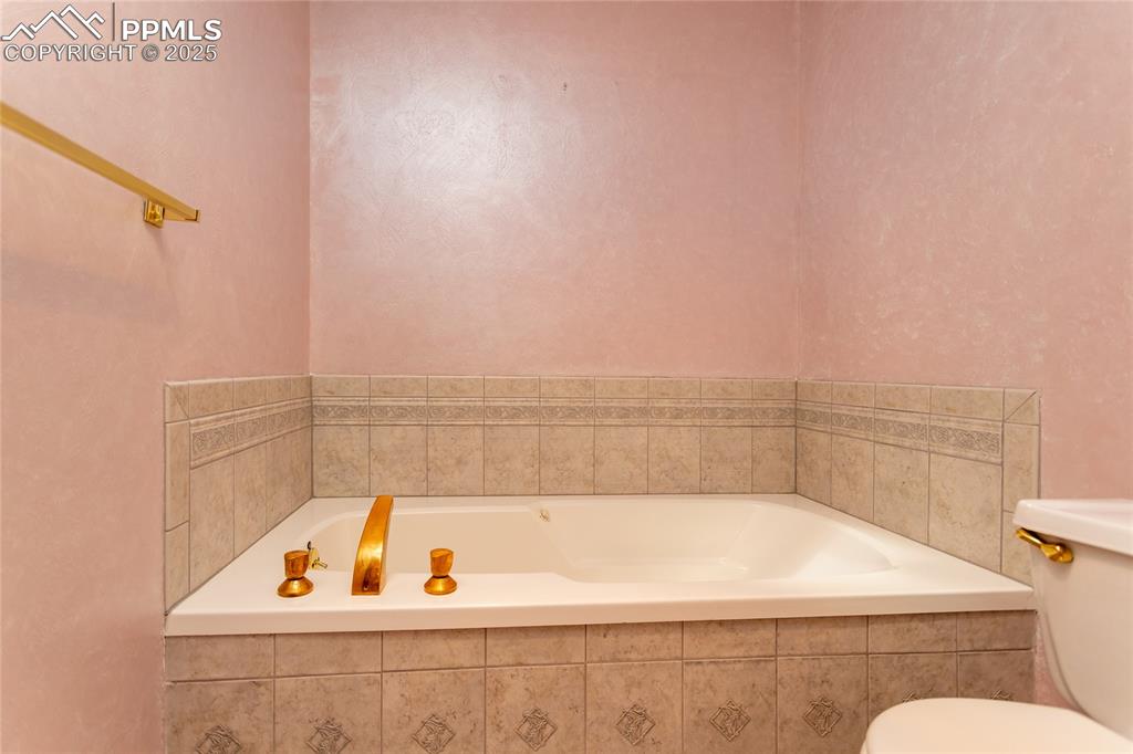 Image 17 of 44: Bathroom